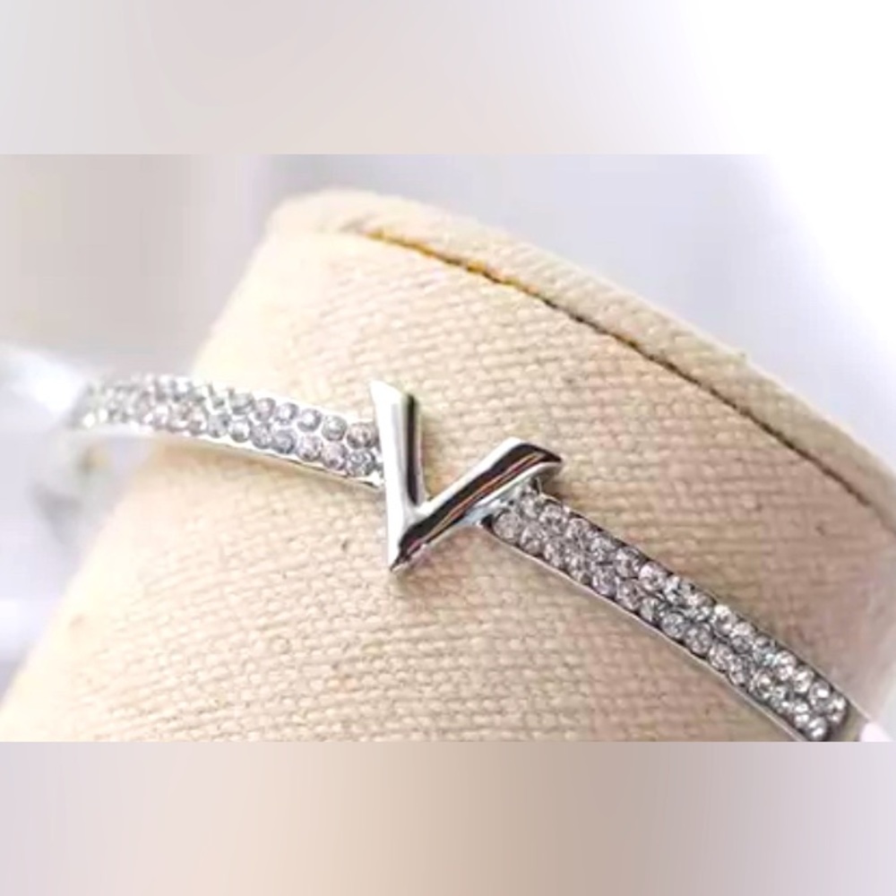 Luxury V bracelet